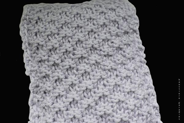 Spielkissen für Katzen gestrickt in hellgrau